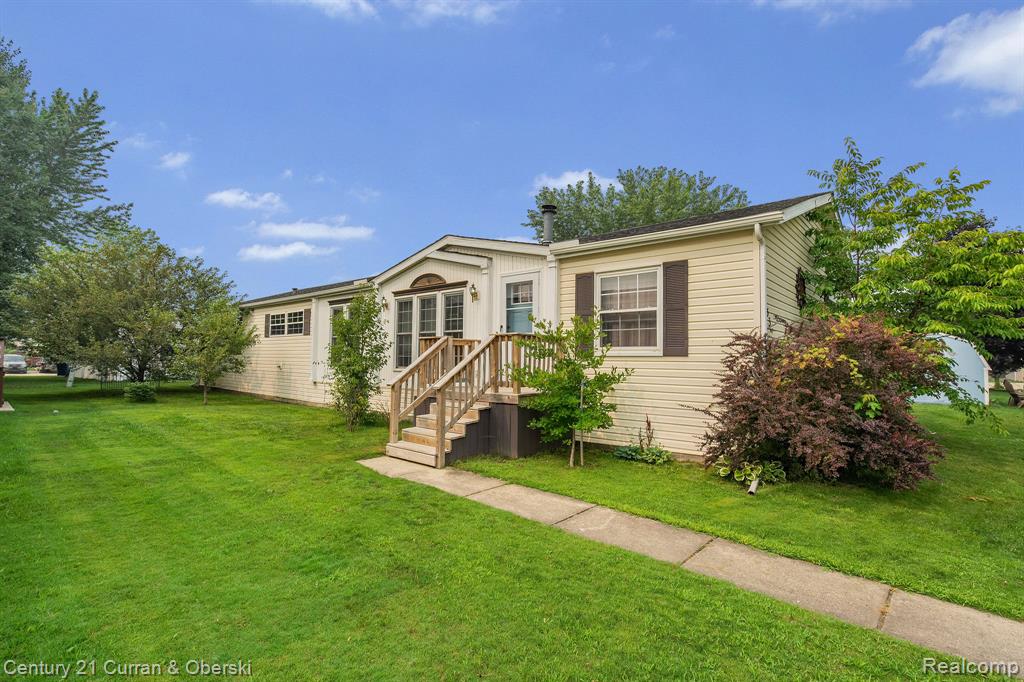 39253 Island Drive, New Boston, MI 48164