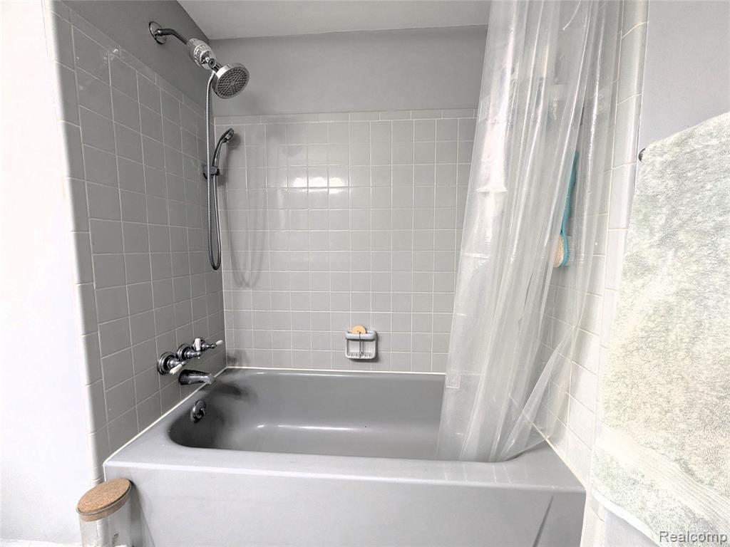 995 N Cass Lake Road, 218, Waterford, MI 48328 — Photo 12