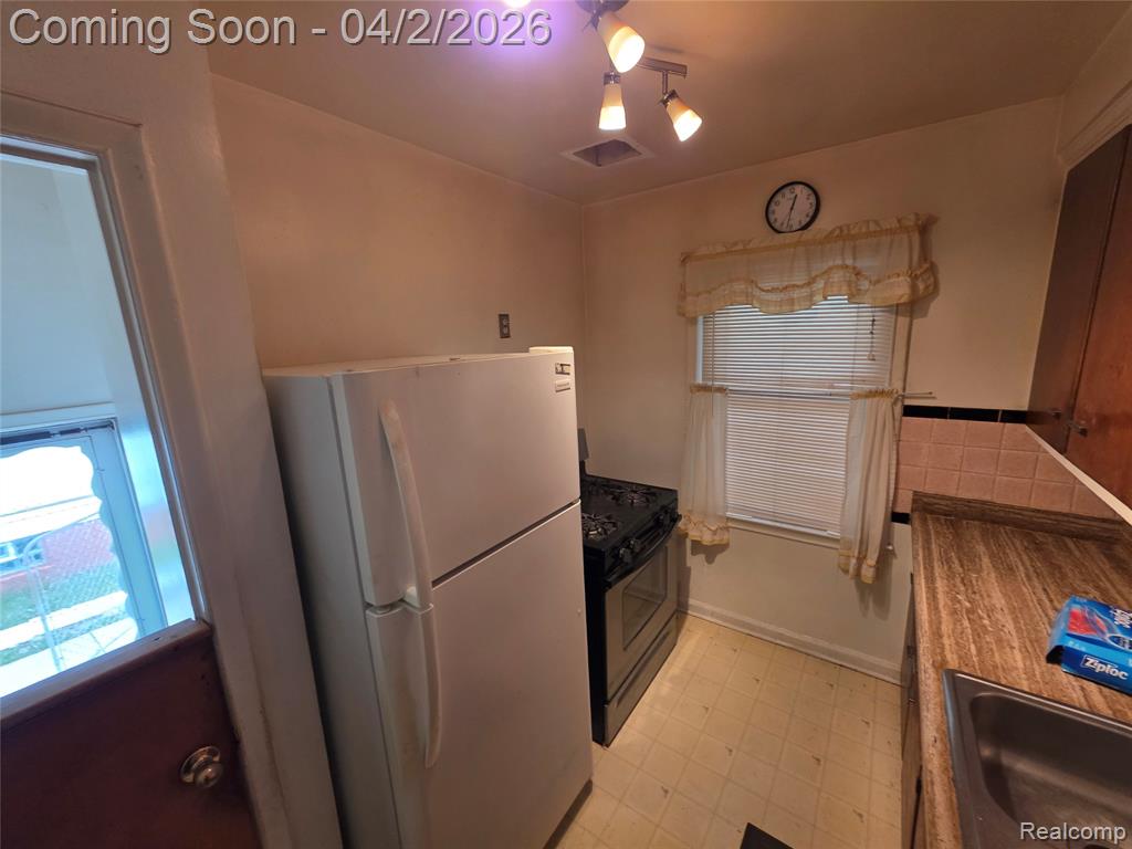 9960 Rockland, Redford, MI 48239 — Photo 15
