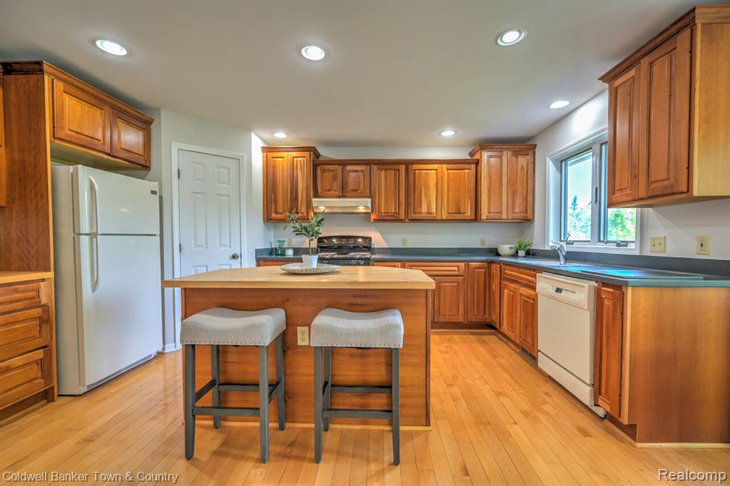 11265 N Shore Drive, Whitmore Lake, MI 48189 — Photo 13