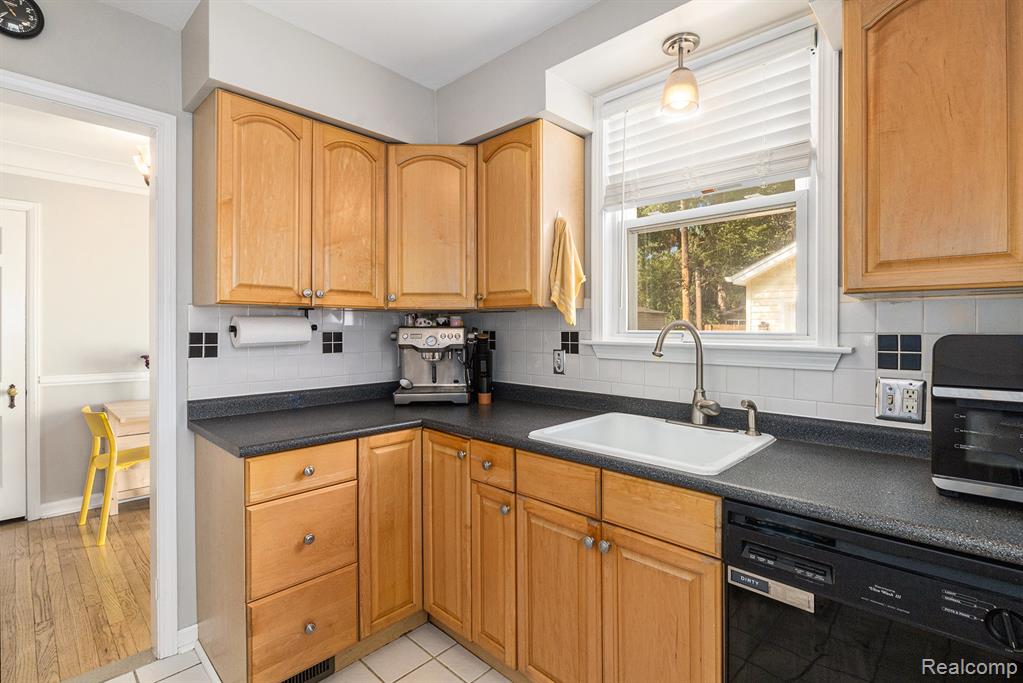 915 N Altadena Avenue, Royal Oak, MI 48067 — Photo 8