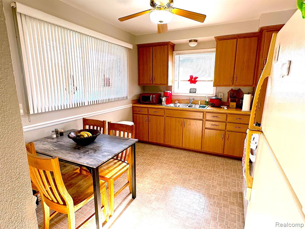 4992 MCKINLEY Street, Dearborn Heights, MI 48125 — Photo 16