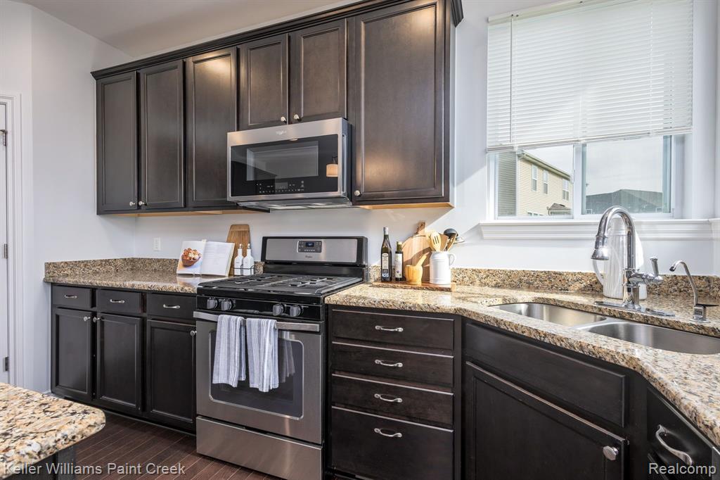894 Wynstone Circle N, Oakland, MI — Photo 28