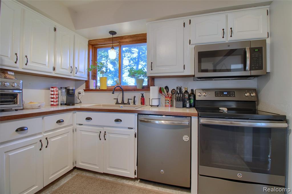 8650 Buffalo Drive, Commerce Twp, MI 48382 — Photo 13