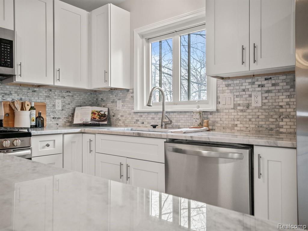 410 S Squirrel Road, Auburn Hills, MI 48326 — Photo 15