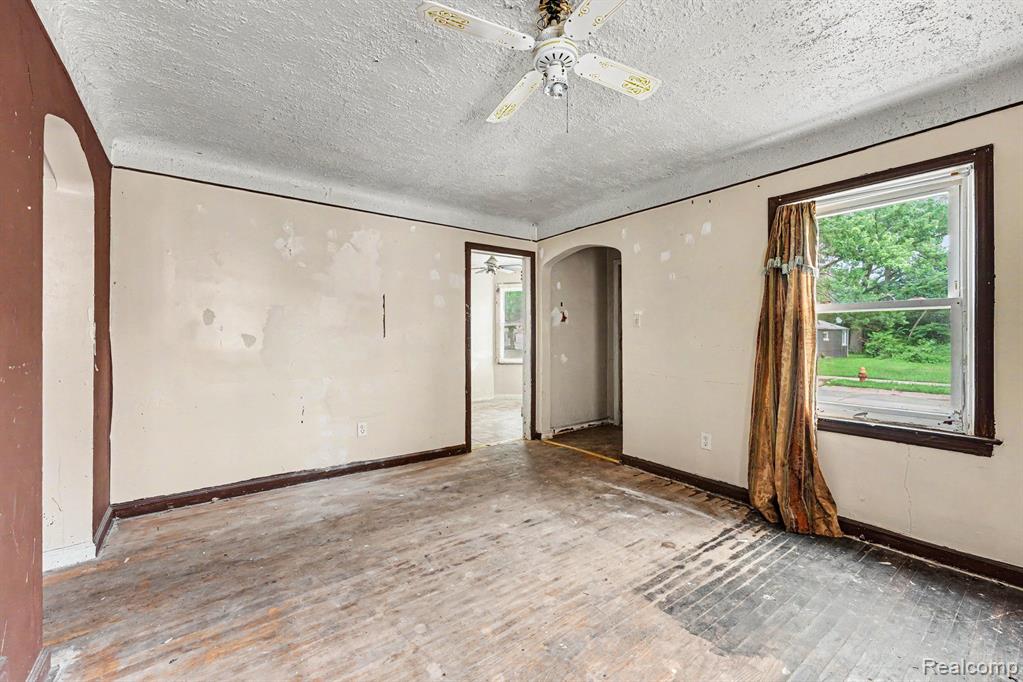15363 Plainview Avenue - Photo 5