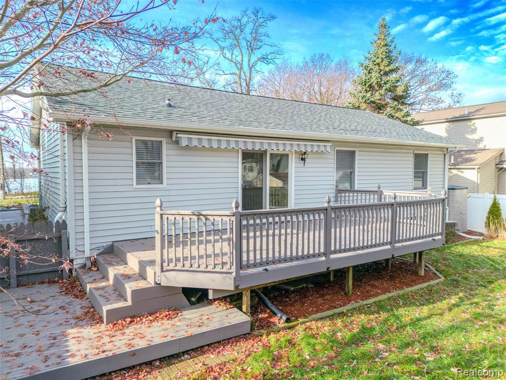 715 Lakeside Drive, Waterford, MI 48328 — Photo 9
