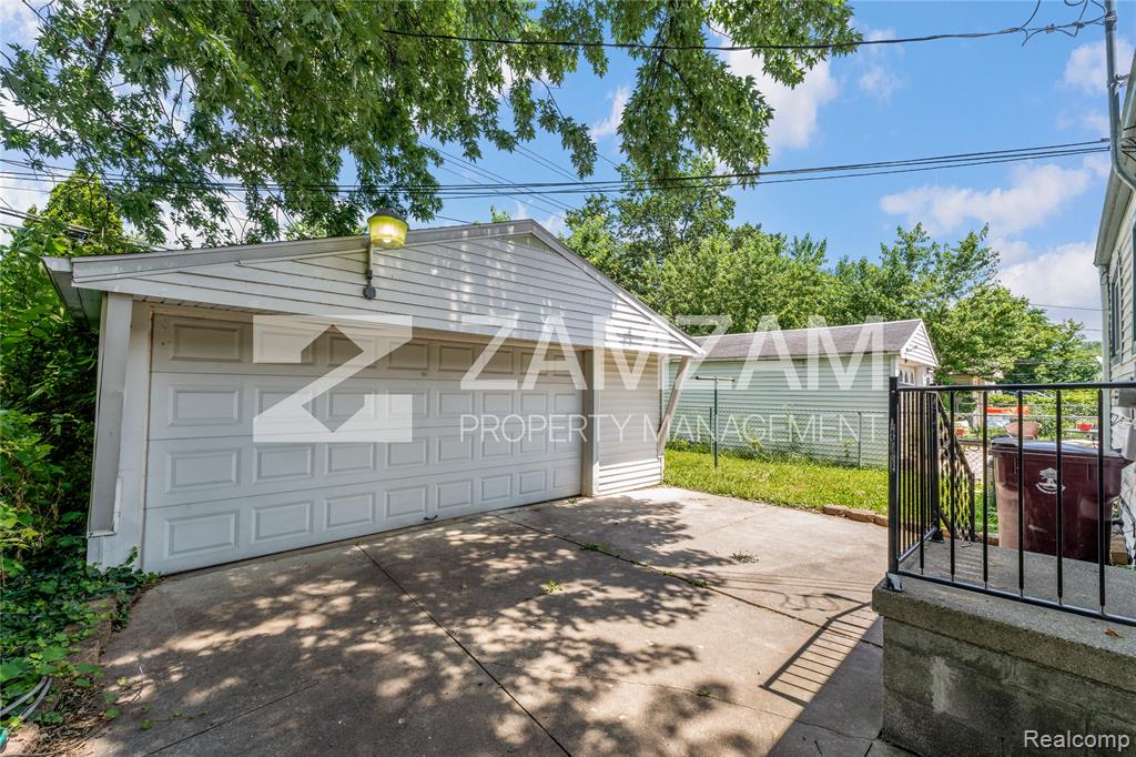 8233 Stephens, Center Line, MI 48015 — Photo 13