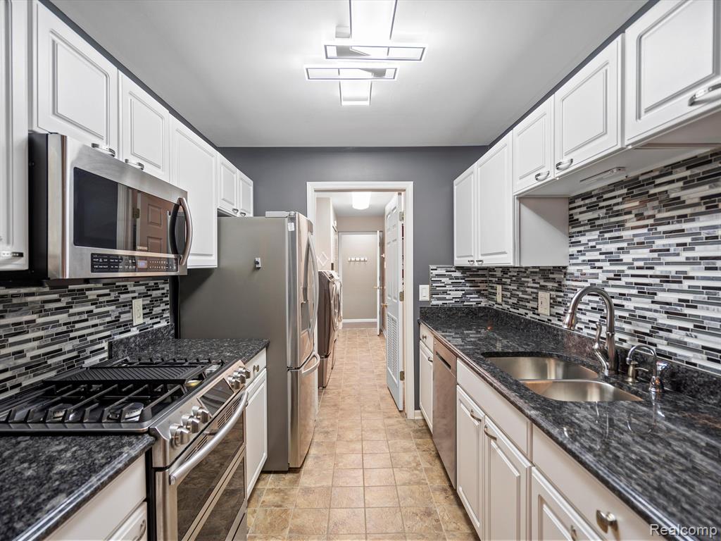 56404 CHESAPEAKE Trail, Shelby Twp, MI 48316 — Photo 18