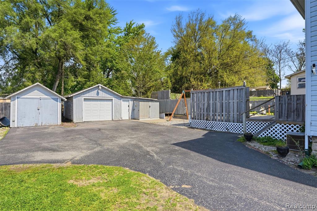 635 Lounsbury Avenue, Pontiac, MI 48340 — Photo 33