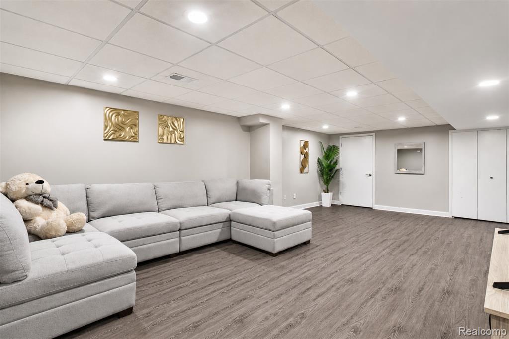 37520 Amber Drive, Farmington Hills, MI 48331 — Photo 43