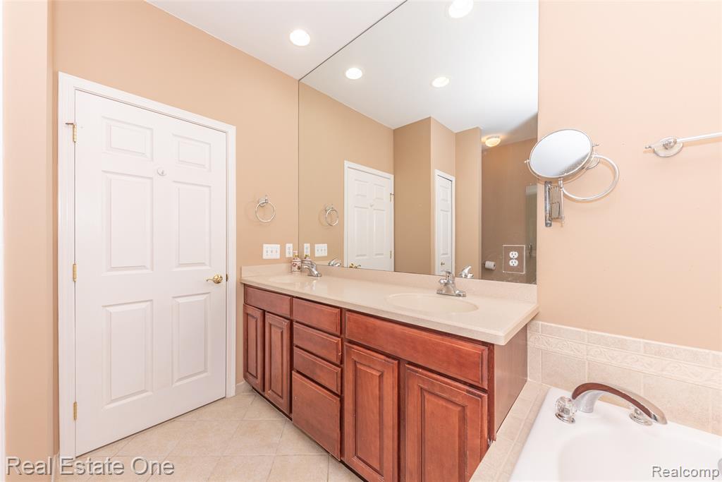 26610 Valhalla Drive, Farmington Hills, MI 48331 — Photo 41