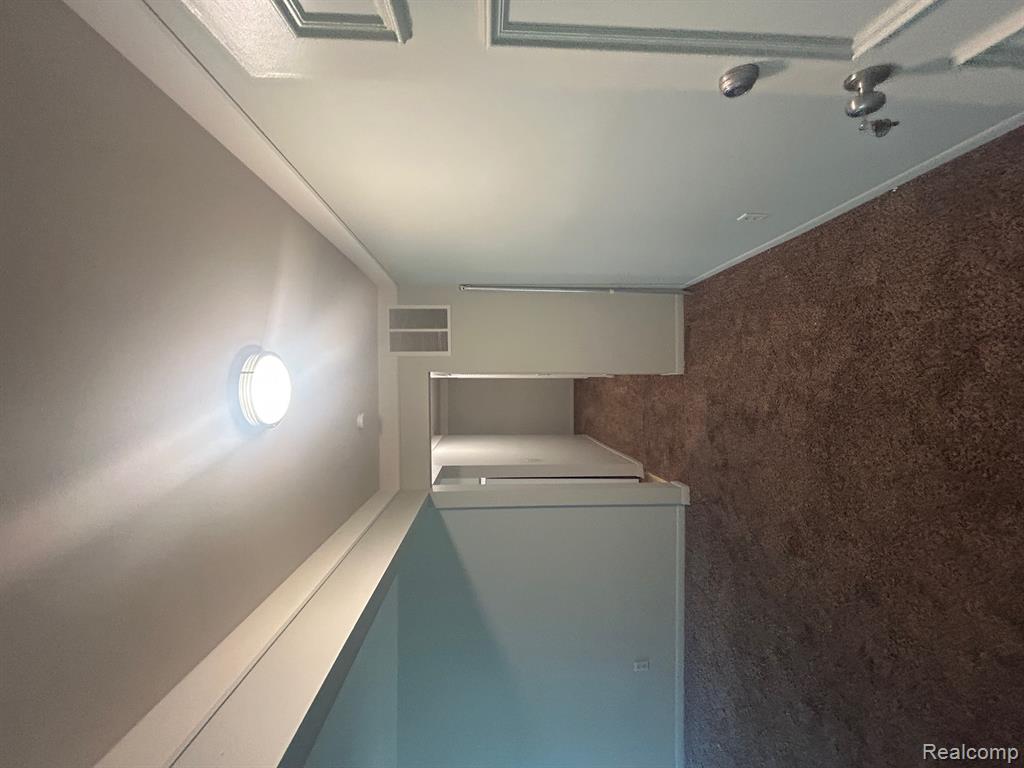 436 S FOX HILLS DR APT 5, Bloomfield Hills, MI 48304 — Photo 8