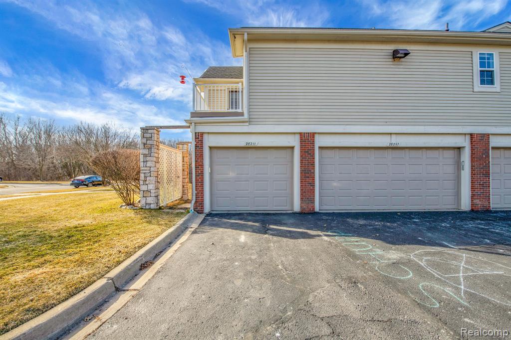 28211 OAKMONTE Circle E, New Hudson, MI 48165 — Photo 18
