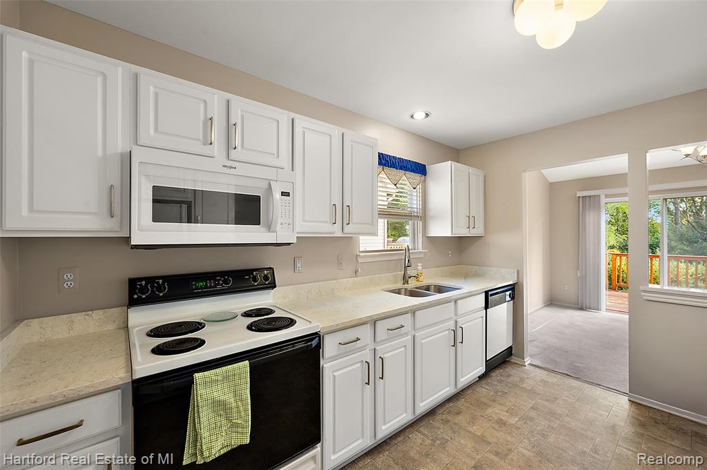 402 Mulberry Drive, Commerce Twp, MI 48390 — Photo 12