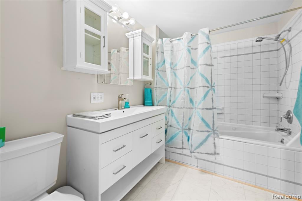 715 Woodingham Avenue, Waterford, MI 48328 — Photo 17