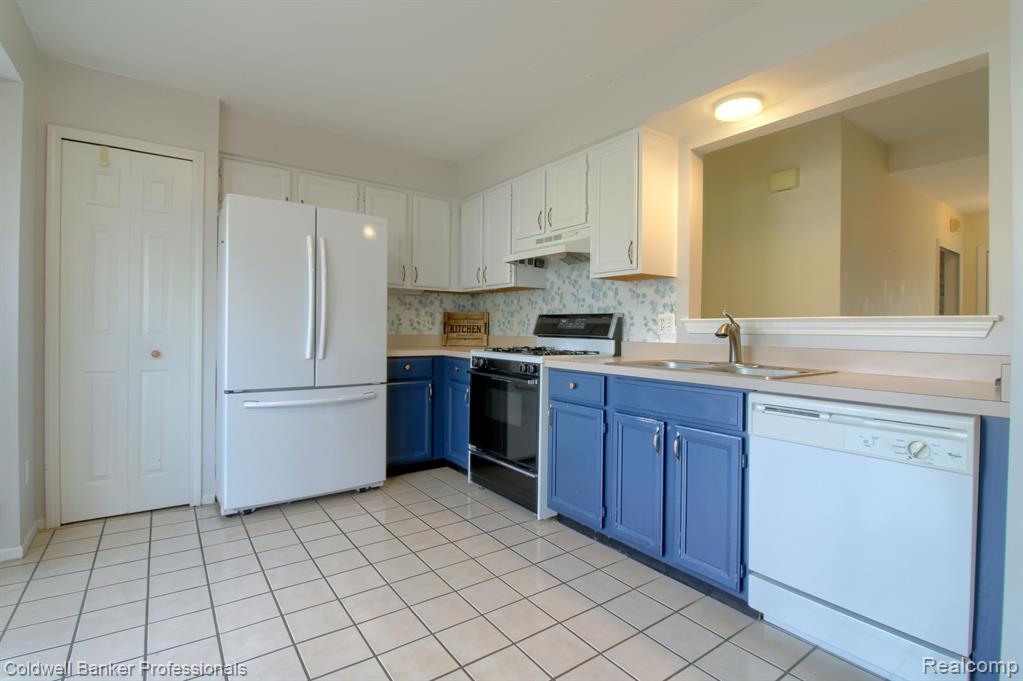 43697 YORKVILLE, Canton, MI 48188 — Photo 9