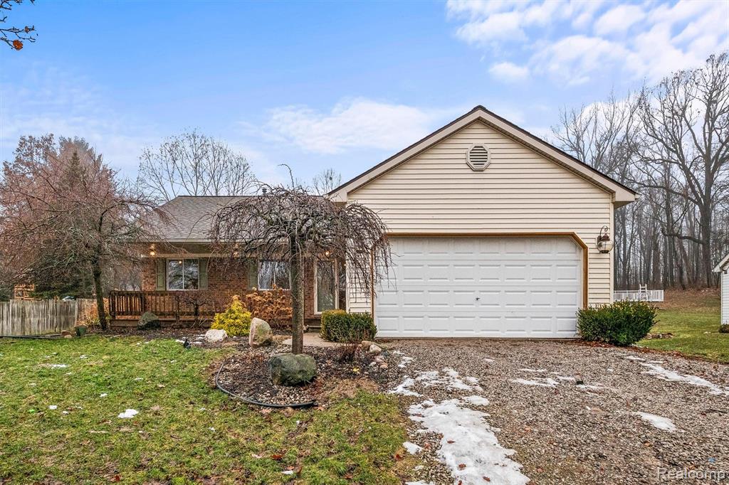 920 W Davison Lake Road, Oxford, MI 48371 — front exterior