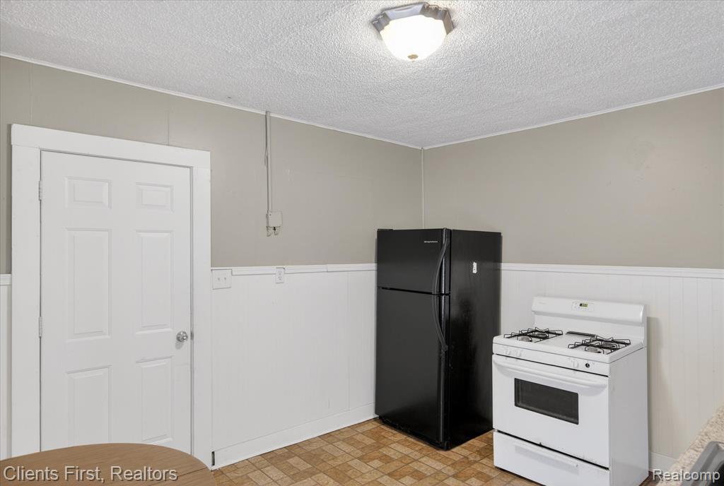845 Orange Street, Wyandotte, MI 48192 — Photo 10