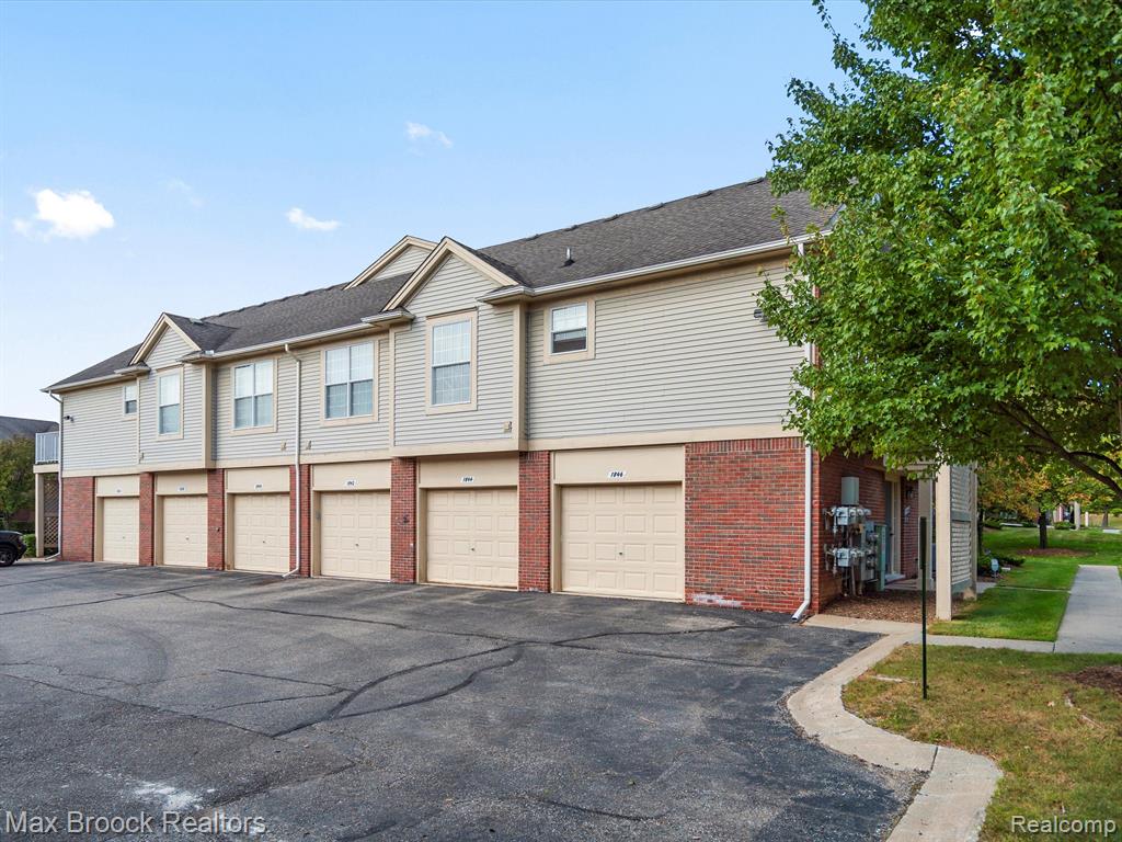 1844 FLAGSTONE Circle, Rochester, MI 48307 — Photo 4