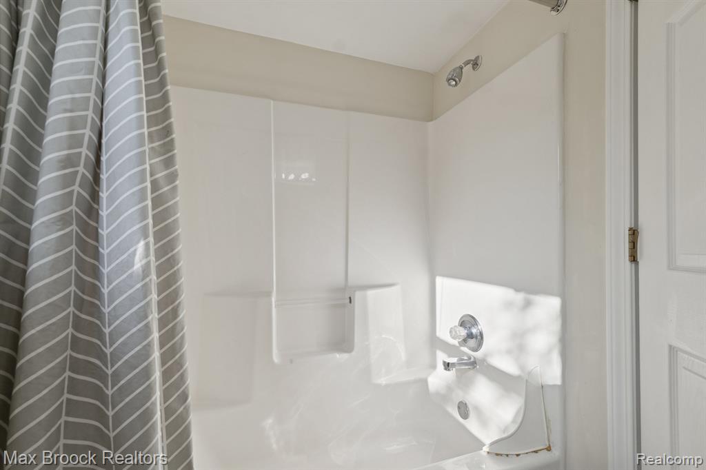758 Huntclub Boulevard, Auburn Hills, MI 48326 — Photo 29