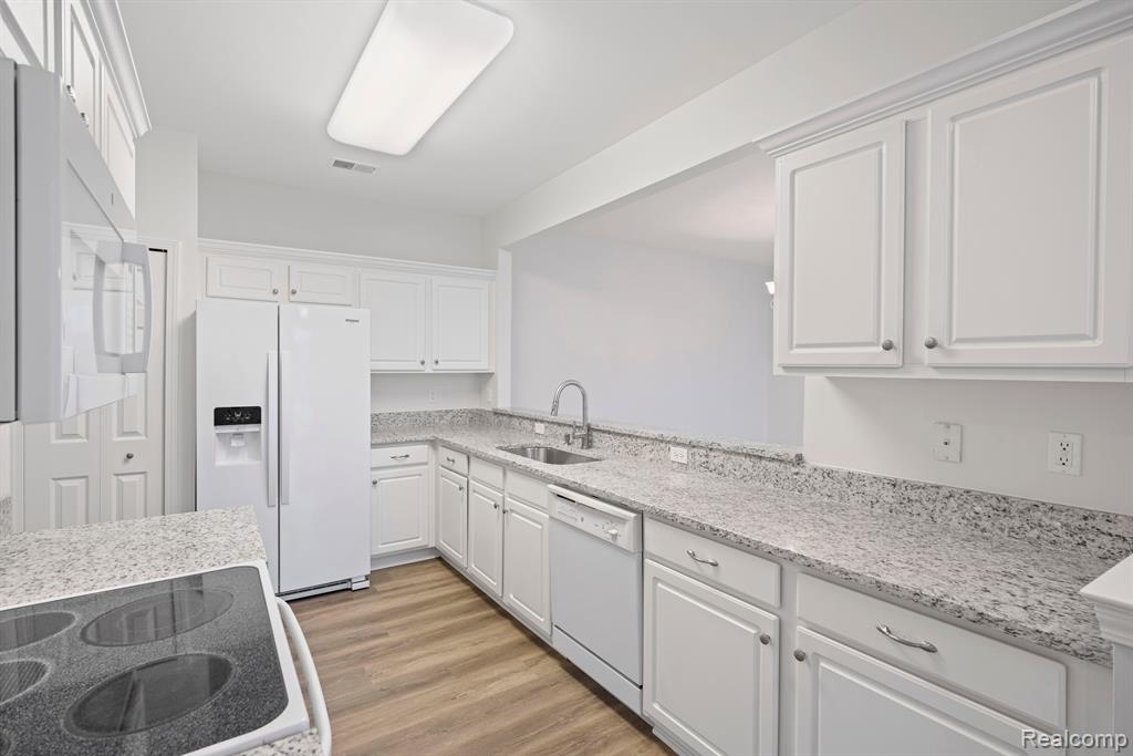 45622 WARWICK Drive, Macomb, MI 48044 — Photo 16