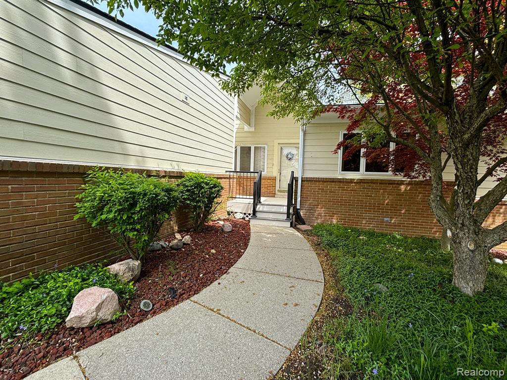 34060 HILLSIDE, Farmington Hills, MI 48335 — Photo 3