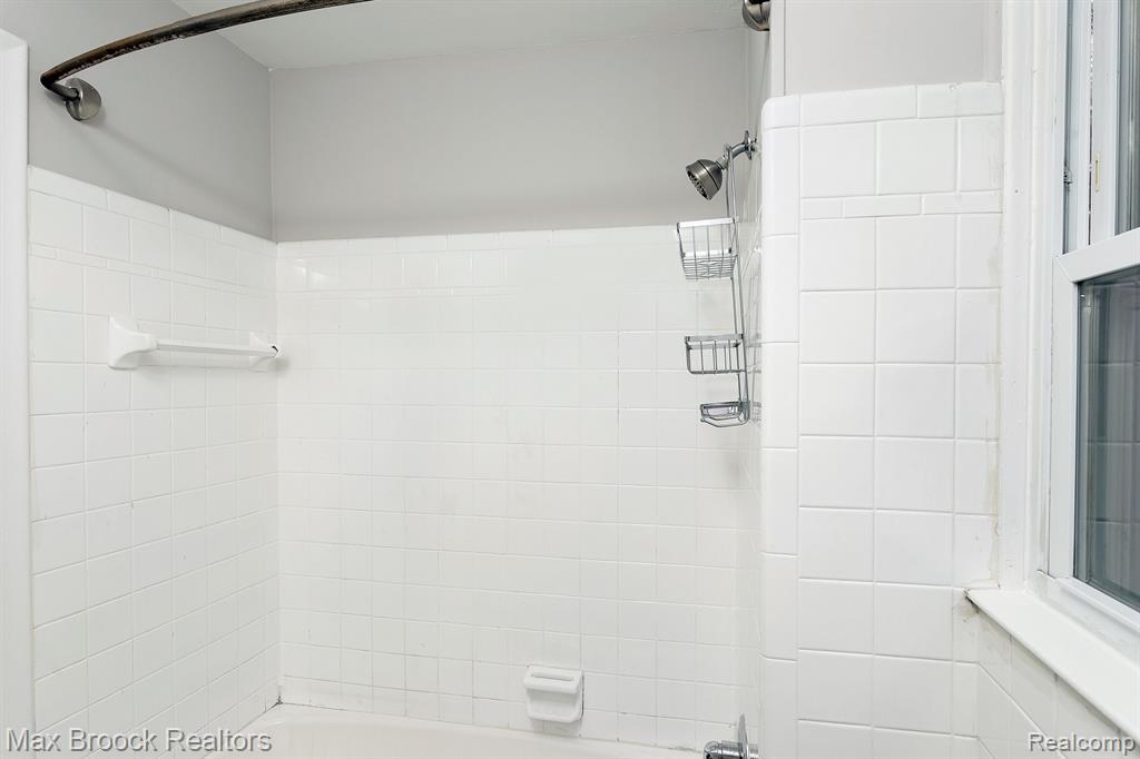 594 ANDRESEN Court, Hazel Park, MI 48030 — Photo 13