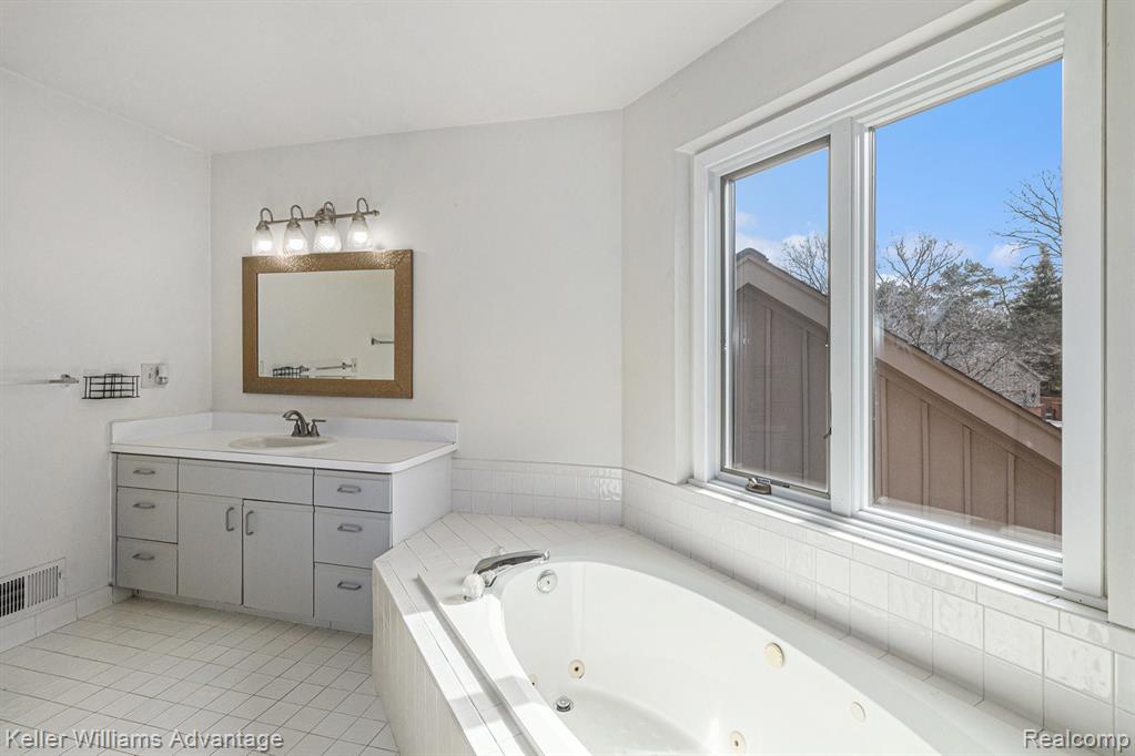 37614 Amber Drive, Farmington Hills, MI 48331 — Photo 24