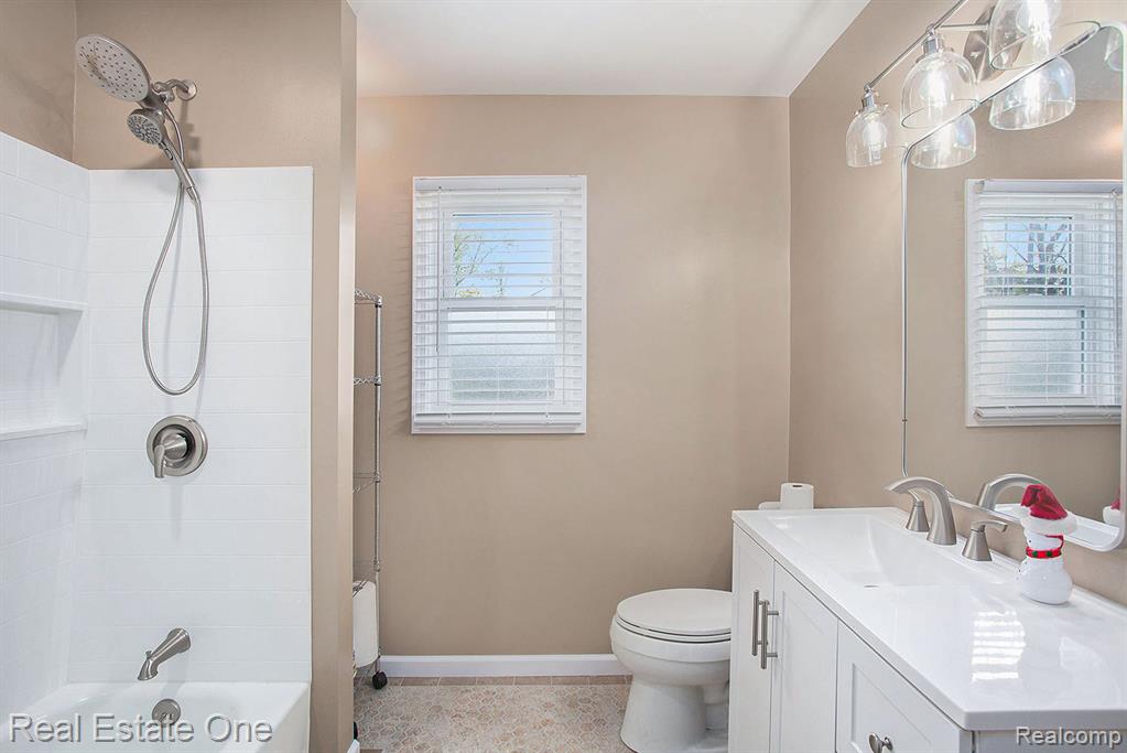 5251 Pontiac Lake Road, Waterford, MI 48327 — Photo 11