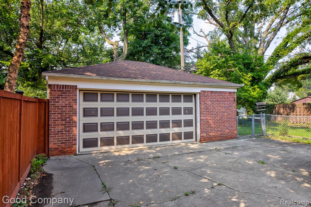 20 OXFORD Boulevard, Pleasant Ridge, MI — Photo 57