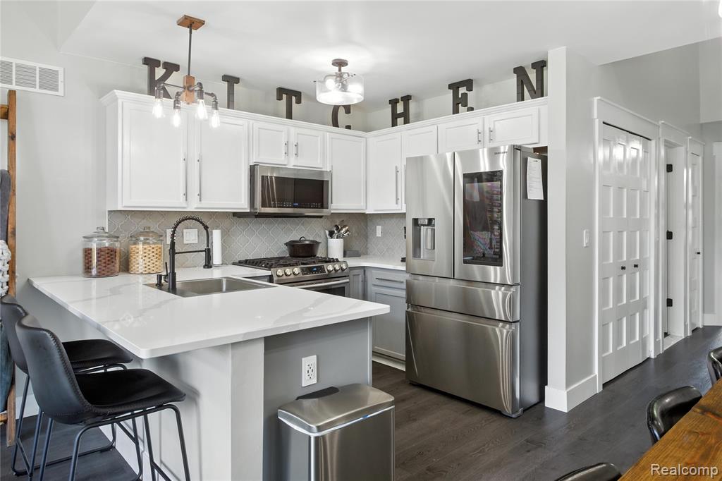 50501 Abbey Drive, New Baltimore, MI 48047 — Photo 17