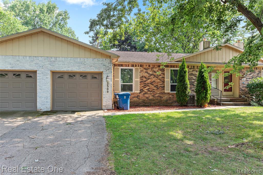 2509 Golden Shores Drive, Fenton, MI 48430 — front exterior