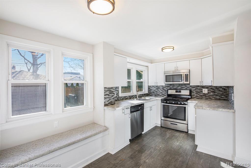 913 IRVING Avenue, Royal Oak, MI 48067 — Photo 11