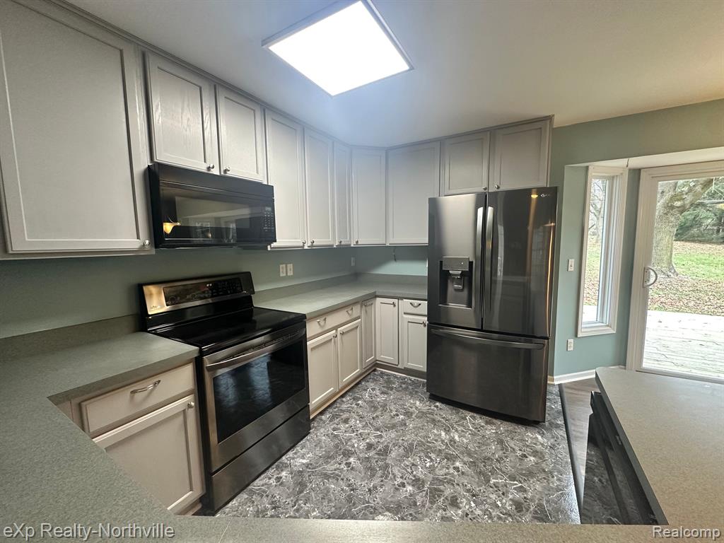 8255 N TERRITORIAL Road, Dexter, MI 48130 — Photo 11
