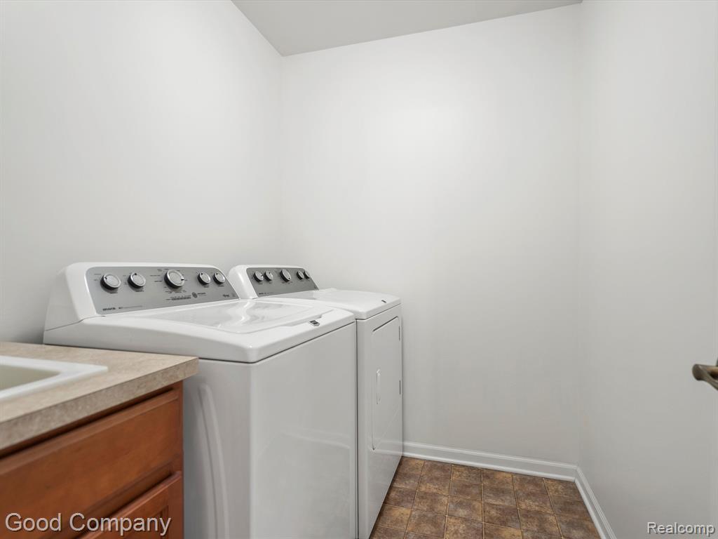 1051 PADDOCK Lane, South Lyon, MI 48178 — Photo 25