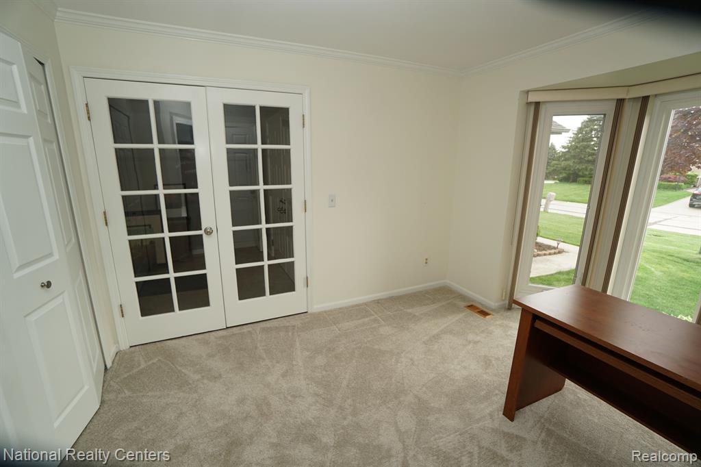 441 SANDALWOOD Drive, Rochester Hills, MI 48307 — Photo 16