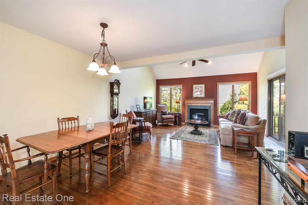 938 MILDRED J Court, Brighton, MI 48116 — Photo 7