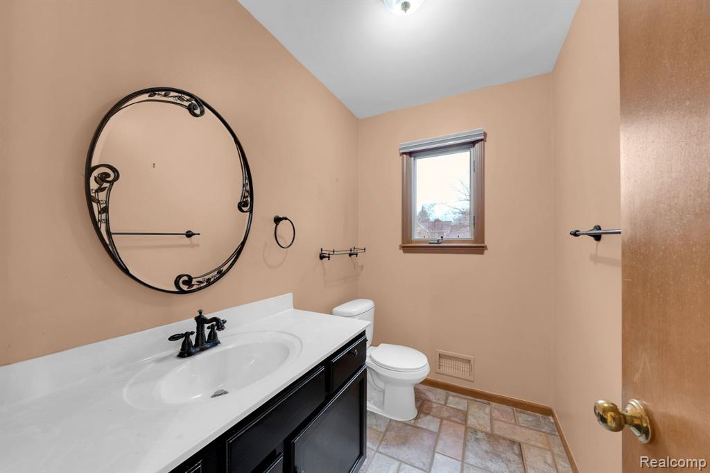 950 Hidden Valley Drive, Lake Orion, MI 48362 — Photo 24