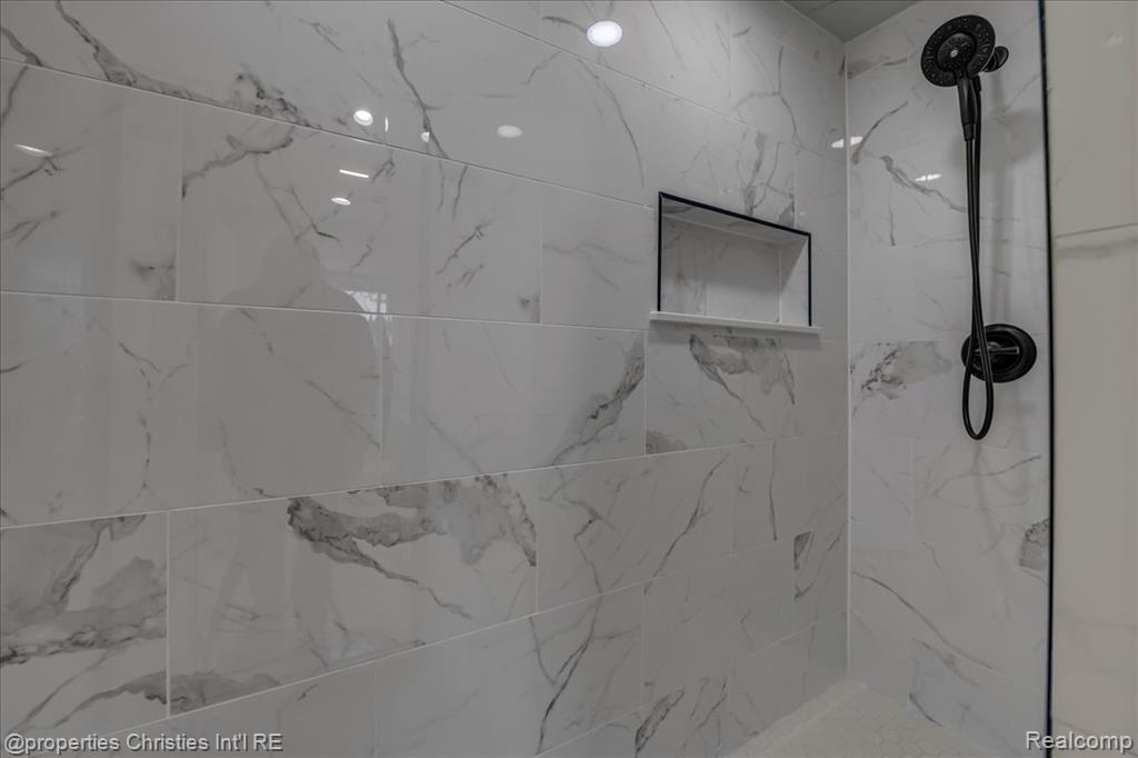 4970 Hardwoods Drive, West Bloomfield, MI 48323 — Photo 32