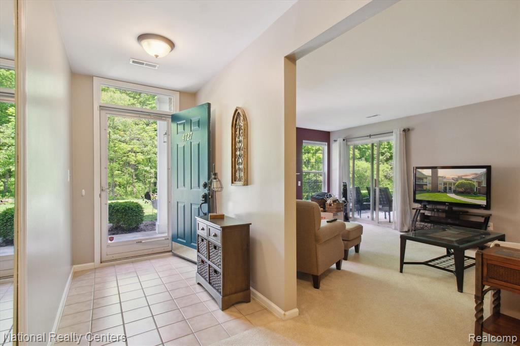 4727 BERKSHIRE Drive, 197, Sterling Heights, MI 48314 — Photo 2