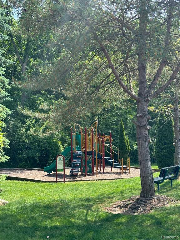 4234 BERKSHIRE Drive, Sterling Heights, MI 48314 — Photo 22