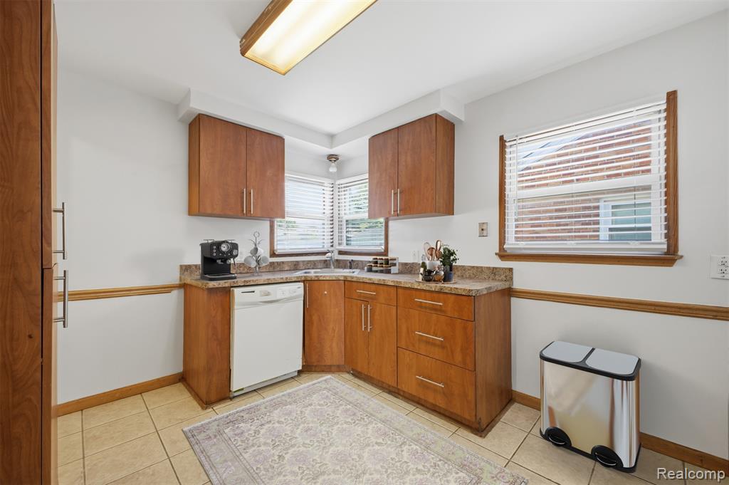 15080 Churchill Street, Southgate, MI 48195 — Photo 11