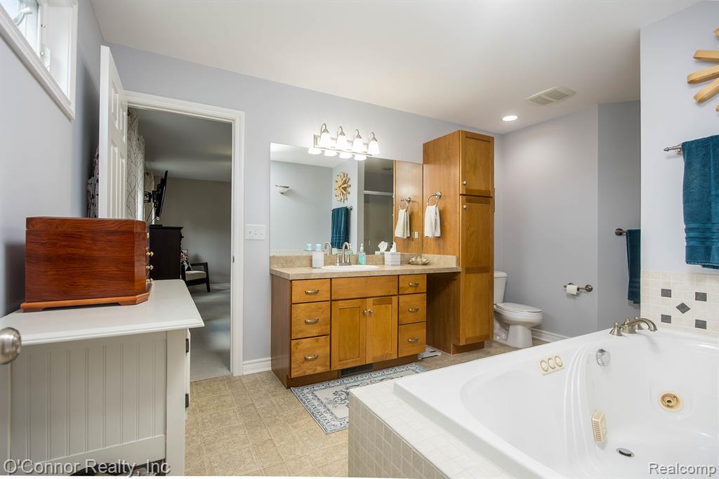 910 Hunter Court, Marysville, MI 48040 — Photo 21