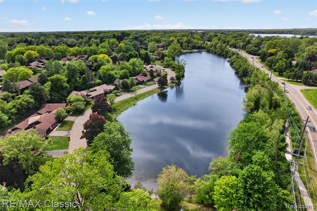 2061 Burgundy Street, West Bloomfield, MI 48323 — Photo 9