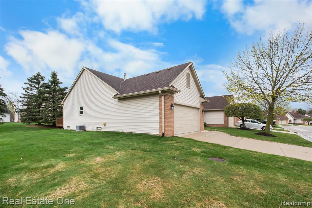 367 N Oak Drive, Commerce Twp, MI 48390 — Photo 2