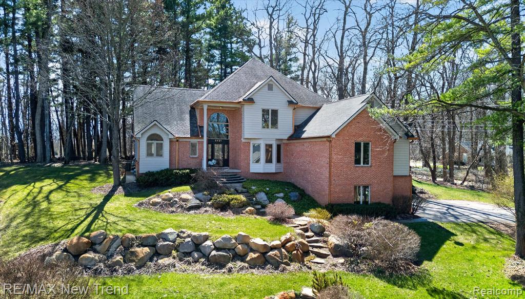5721 Coralwood Court, Commerce Twp, MI 48382 — Photo 4