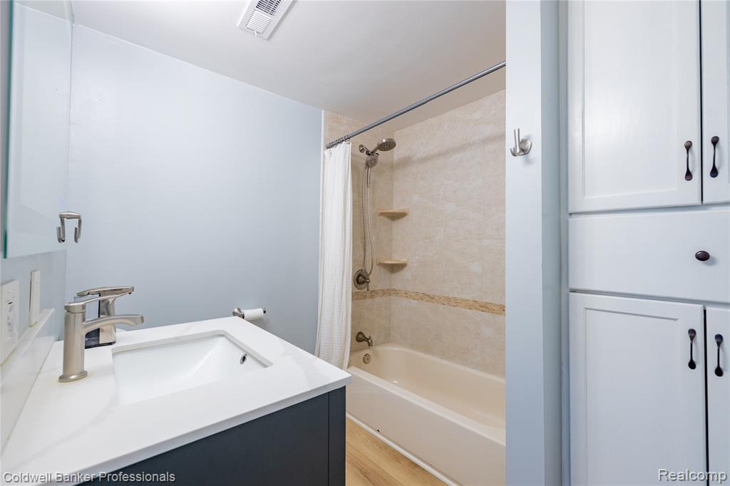 4020 Totem Lane, Waterford, MI 48328 — Photo 17