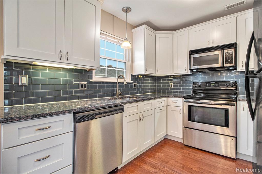 131 W KENILWORTH Avenue, Royal Oak, MI 48067 — Photo 10