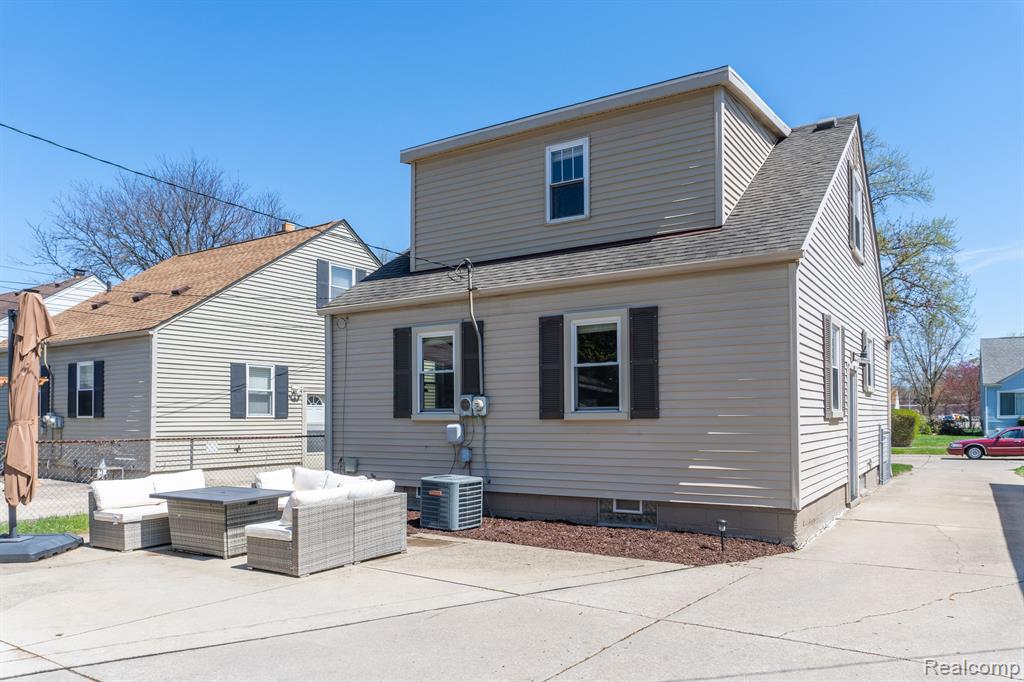 405 N MINERVA Avenue, Royal Oak, MI 48067 — Photo 2